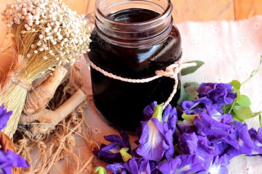 Su ve taze anchan çiçekler mor çiçekli Anchan.