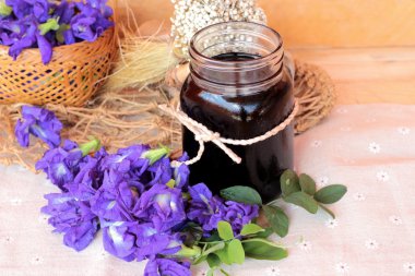 Su ve taze anchan çiçekler mor çiçekli Anchan.