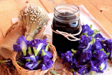 Su ve taze anchan çiçekler mor çiçekli Anchan.