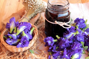 Su ve taze anchan çiçekler mor çiçekli Anchan.