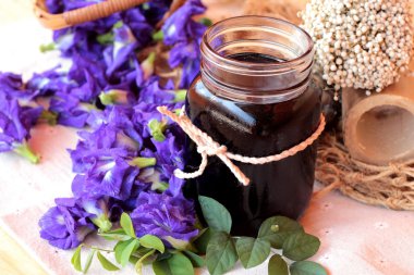 Su ve taze anchan çiçekler mor çiçekli Anchan.