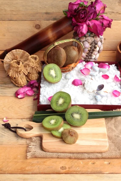 Kivi meyve sulu yeşil ahşap arka plan üzerinde.