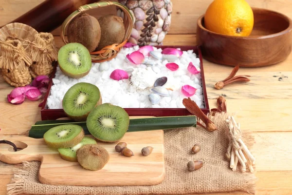 Kivi meyve sulu yeşil ahşap arka plan üzerinde.