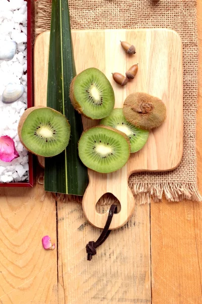 Kiwi fruta jugosa verde sobre fondo de madera . — Foto de Stock