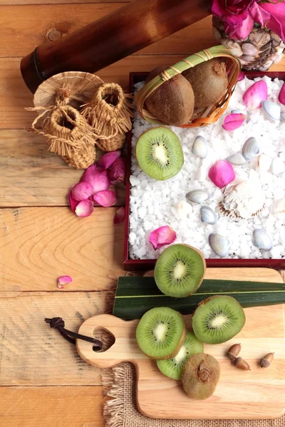 Kivi meyve sulu yeşil ahşap arka plan üzerinde.