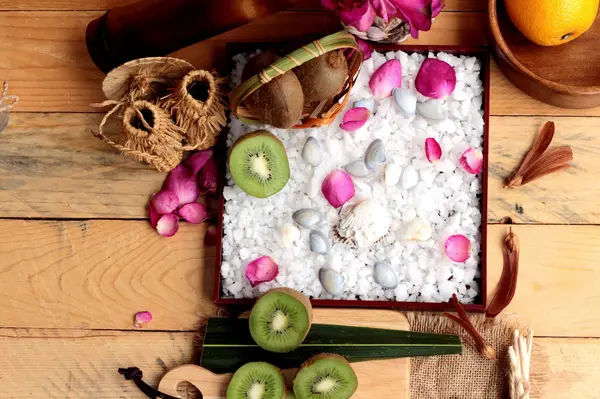 Kivi meyve sulu yeşil ahşap arka plan üzerinde.