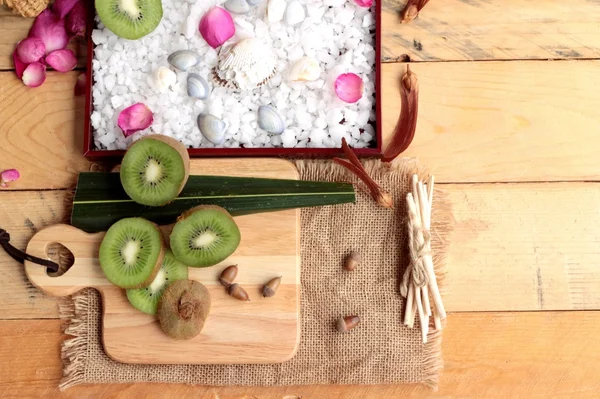 Kiwi frutta succosa verde su fondo legno . — Foto Stock