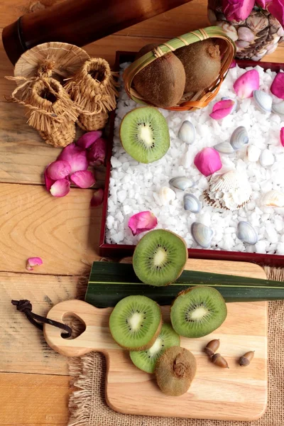 Kivi meyve sulu yeşil ahşap arka plan üzerinde.