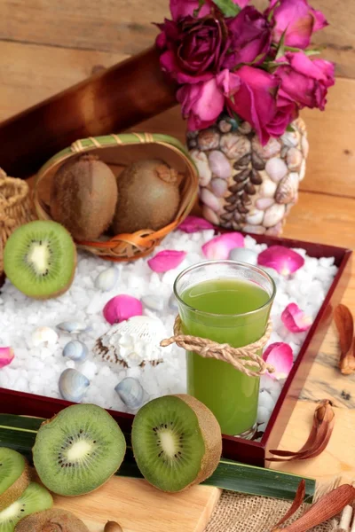 Kiwi succoso succo di frutta verde e kiwi delizioso . — Foto Stock