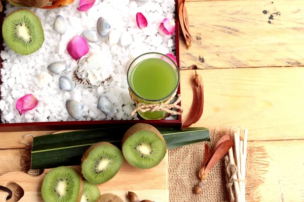 Kiwi-Frucht saftig grün und Kiwi-Saft köstlich. — Stockfoto