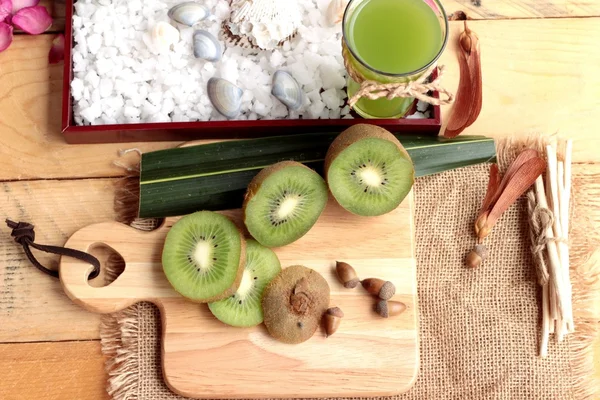 Kiwi fruit juicy green and kiwi juice delicious. — Stock Photo, Image