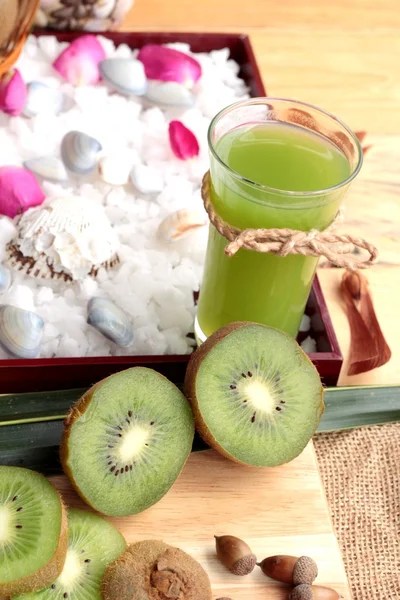 Kiwi fruit juicy green and kiwi juice delicious. — Stock Photo, Image