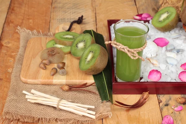 Kiwi-Frucht saftig grün und Kiwi-Saft köstlich. — Stockfoto