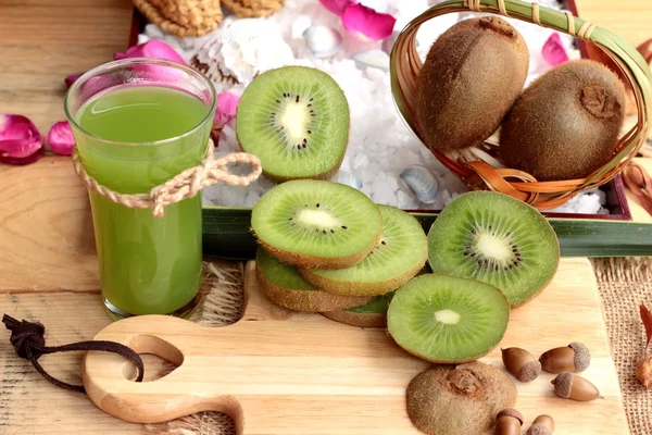 Kiwi frukt saftigt grönt och kiwi juice läckra. — Stockfoto