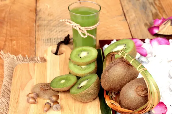 Kiwi vruchten sappige groen en kiwi-sap heerlijke. — Stockfoto