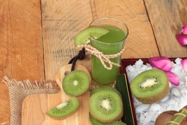 Kiwi fruit juicy green and kiwi juice delicious. — Stock Photo, Image