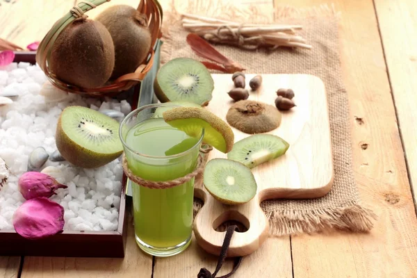 Kiwi succoso succo di frutta verde e kiwi delizioso . — Foto Stock