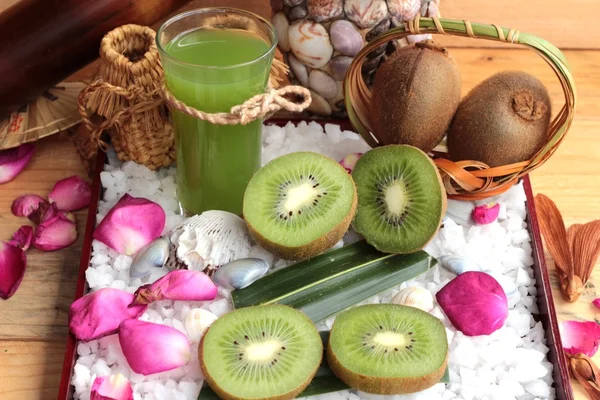 Kiwi fruits juteux vert et jus de kiwi délicieux . — Photo
