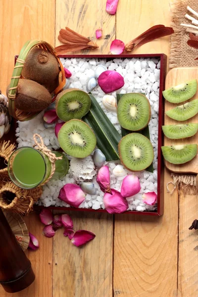 Kivi meyve sulu yeşil ve lezzetli kivi suyu.