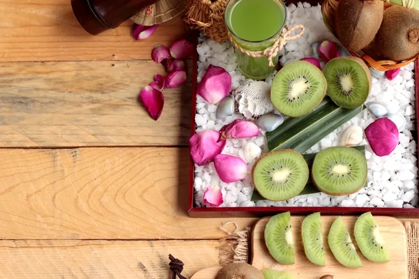 Kiwi fruits juteux vert et jus de kiwi délicieux . — Photo
