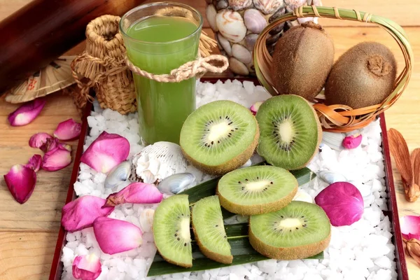 Kiwi-Frucht saftig grün und Kiwi-Saft köstlich. — Stockfoto