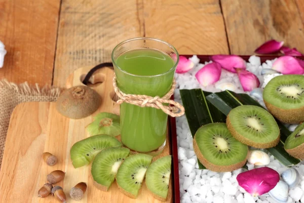 Kiwi-Frucht saftig grün und Kiwi-Saft köstlich. — Stockfoto