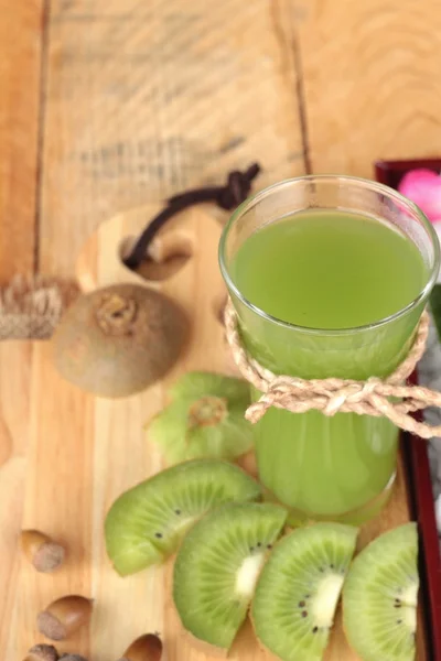 Kiwi-Frucht saftig grün und Kiwi-Saft köstlich. — Stockfoto