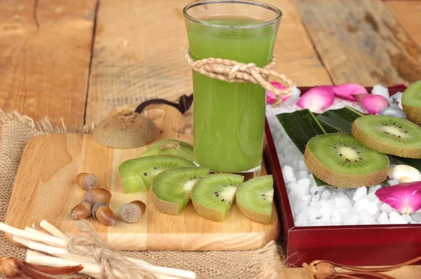 Kiwi fruit juicy green and kiwi juice delicious. — Stock Photo, Image