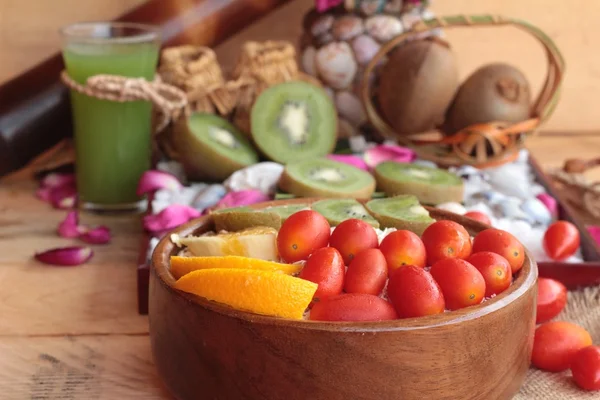 Fiocchi d'avena con succo di frutta, kiwi, arancia, pomodoro e kiwi . — Foto Stock