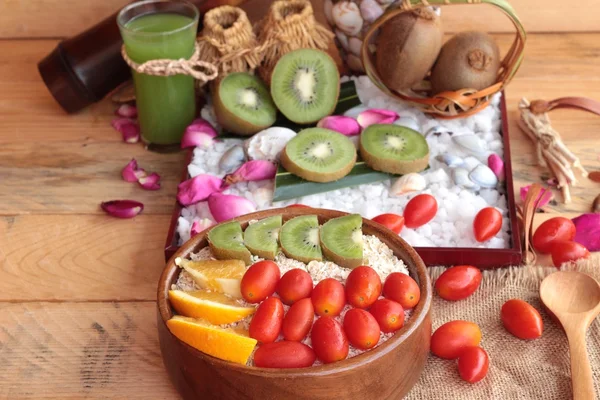 Haver vlokken met fruit, kiwi, oranje, tomaat en kiwi-sap. — Stockfoto