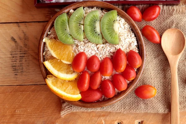 Flocos de aveia com frutas, kiwi, laranja, tomate e suco de kiwi . — Fotografia de Stock