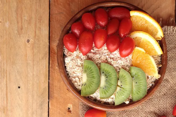 Meyve, kivi, portakal, domates, kivi suyu ile yulaf gevreği.