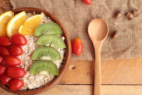 Oat flakes with fruit, kiwi, orange, tomato and kiwi juice. — Stock Photo, Image