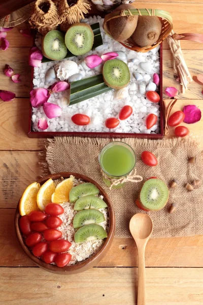 Oat flakes with fruit, kiwi, orange, tomato and kiwi juice. — Stock Photo, Image