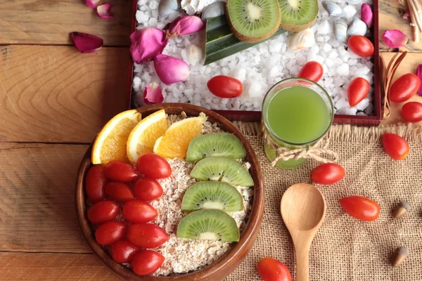 Fiocchi d'avena con succo di frutta, kiwi, arancia, pomodoro e kiwi . — Foto Stock