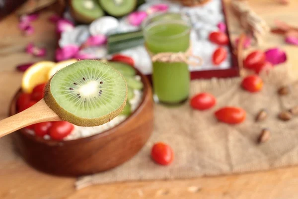 Oat flakes with fruit, kiwi, orange, tomato and kiwi juice. — Stock Photo, Image