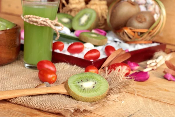 Haver vlokken met fruit, kiwi, oranje, tomaat en kiwi-sap. — Stockfoto