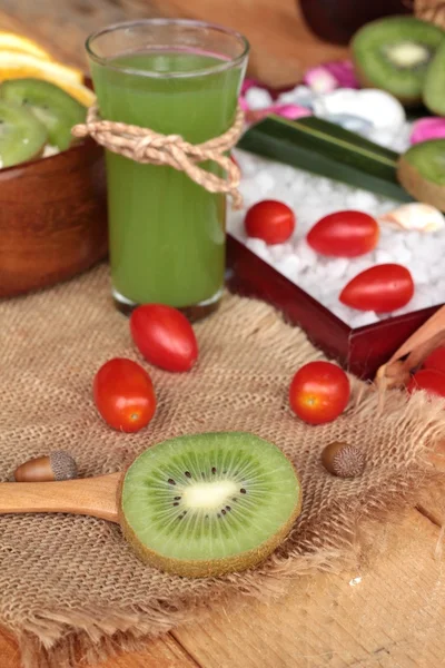 Zab pehely gyümölcs, kiwi, narancs, paradicsom és kiwi gyümölcslé. — Stock Fotó