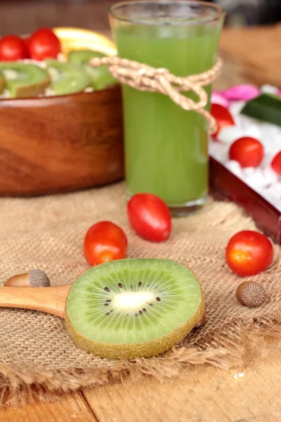 Flocons d'avoine aux fruits, kiwi, orange, tomate et jus de kiwi . — Photo