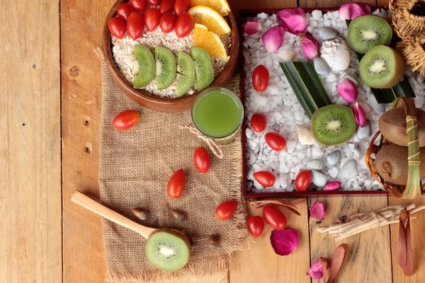 Meyve, kivi, portakal, domates, kivi suyu ile yulaf gevreği.