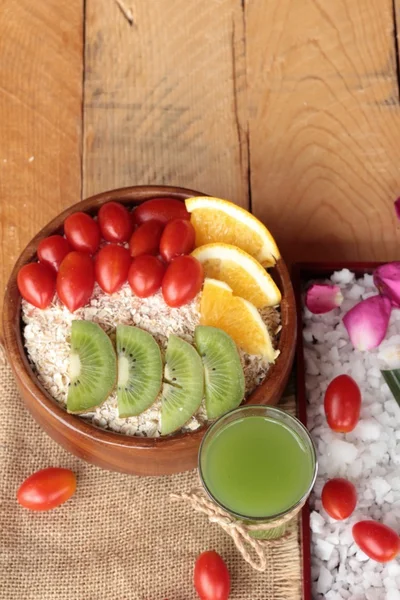 Meyve, kivi, portakal, domates, kivi suyu ile yulaf gevreği.