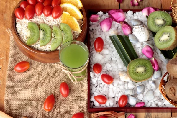 Meyve, kivi, portakal, domates, kivi suyu ile yulaf gevreği.