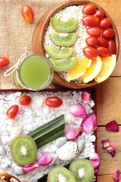 Meyve, kivi, portakal, domates, kivi suyu ile yulaf gevreği.