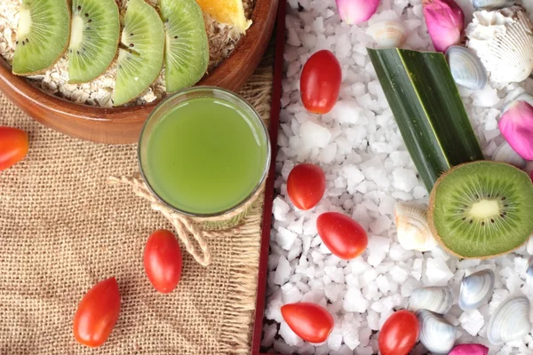 Meyve, kivi, portakal, domates, kivi suyu ile yulaf gevreği.