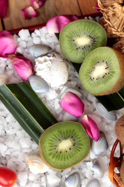 Kiwi frutta succosa verde su fondo legno . — Foto Stock