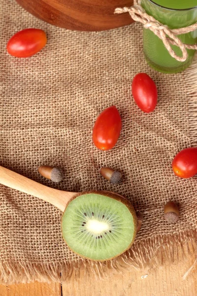 Copos de avena con fruta, kiwi, naranja, tomate y jugo de kiwi . — Foto de Stock