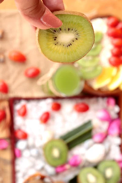 Copos de avena con fruta, kiwi, naranja, tomate y jugo de kiwi . —  Fotos de Stock