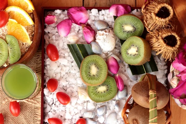 Meyve, kivi, portakal, domates, kivi suyu ile yulaf gevreği.