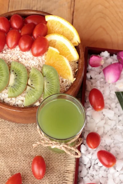 Oat flakes with fruit, kiwi, orange, tomato and kiwi juice. — Stock Photo, Image