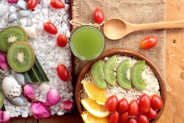 Meyve, kivi, portakal, domates, kivi suyu ile yulaf gevreği.